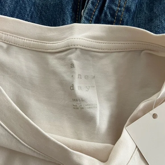 Target Dark Wash 90’s Baggy Denim Jeans and Cream t-shirt set - Picture 10 of 11